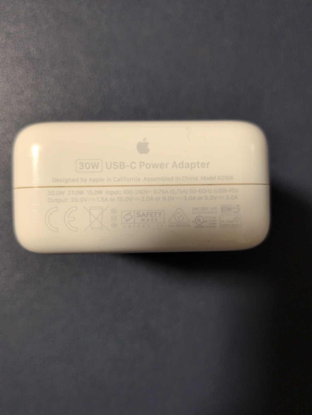 Apple 30W充電器のラベル。20V 1.5A